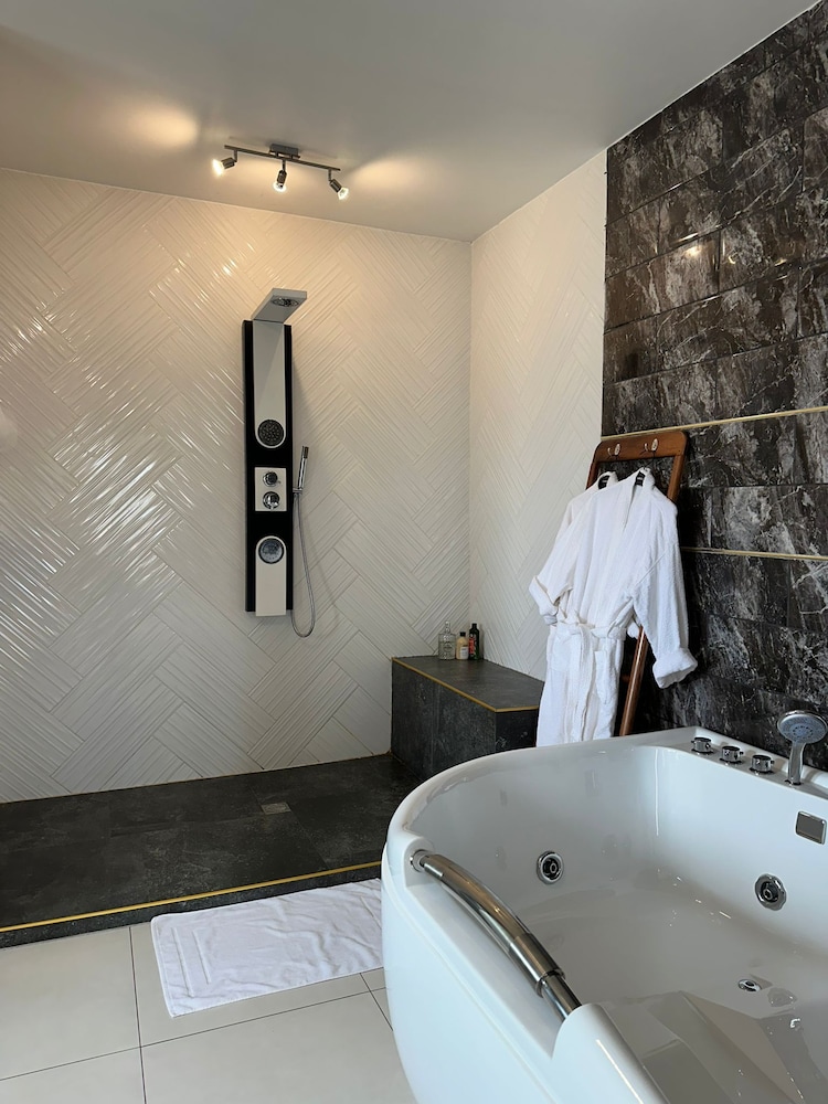 Tia Vahine - Boutique Hôtel Ivato