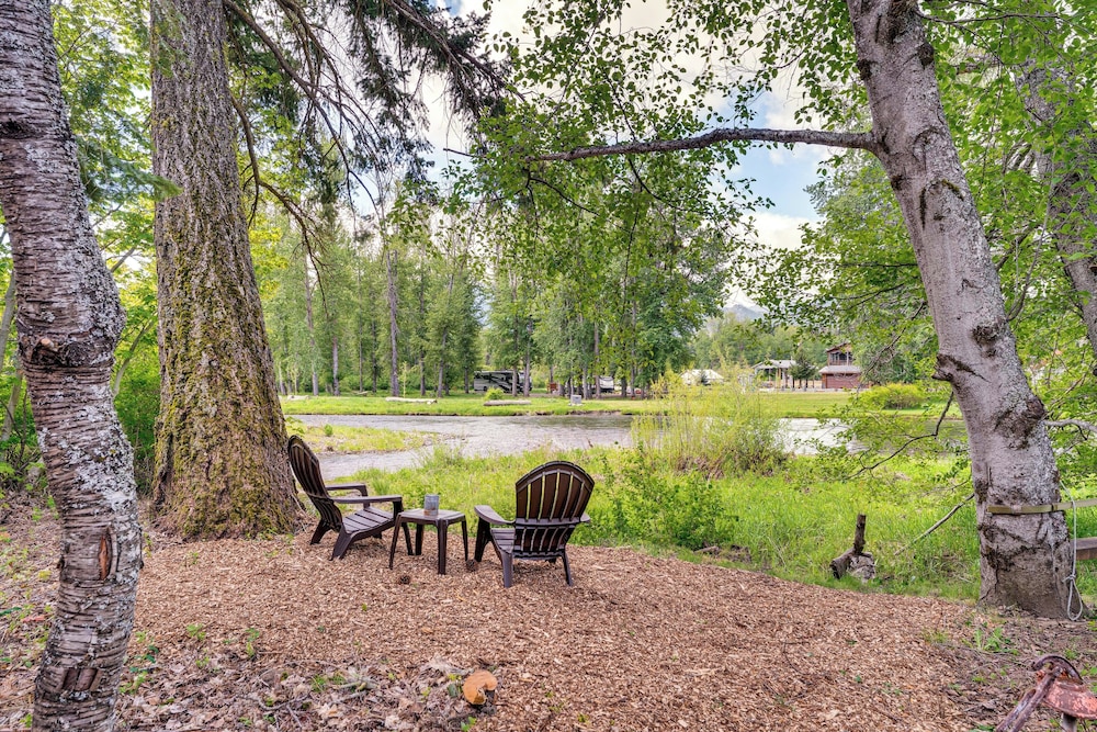 Deck & Fire Pit: Yakima River Retreat in Cle Elum
