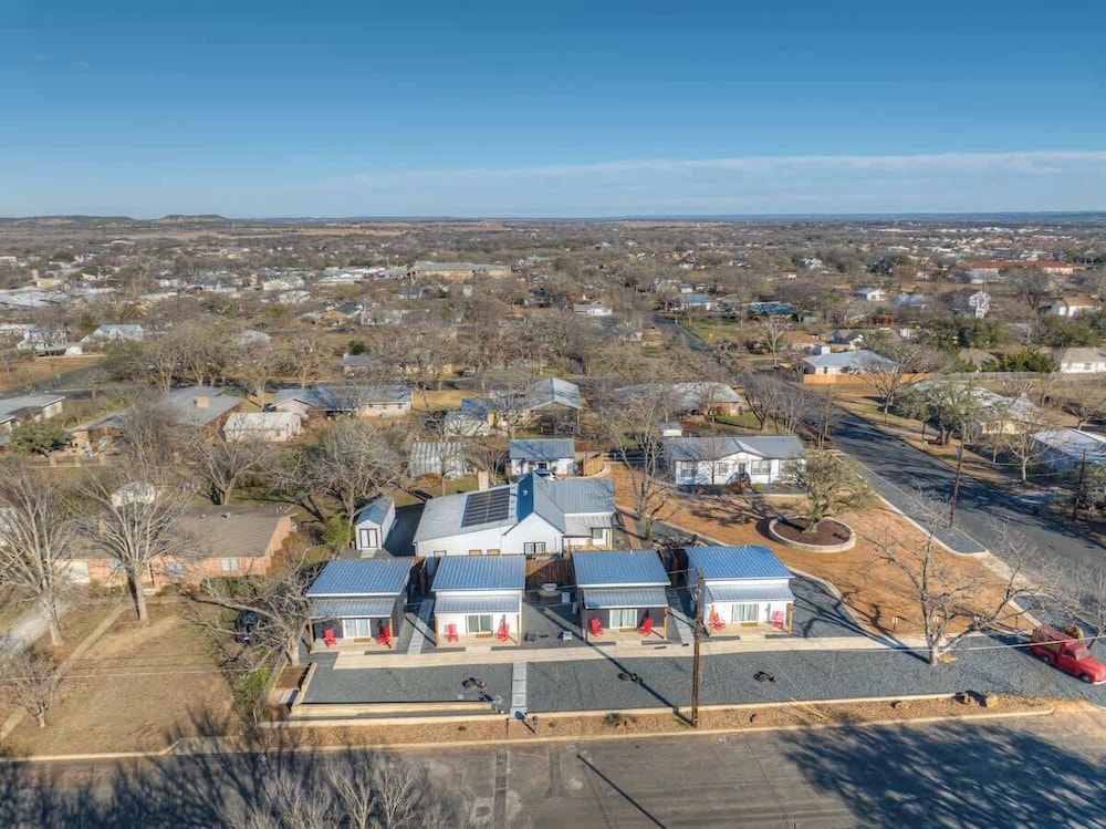 Pop 4 W/hot-tub + Close to Main St