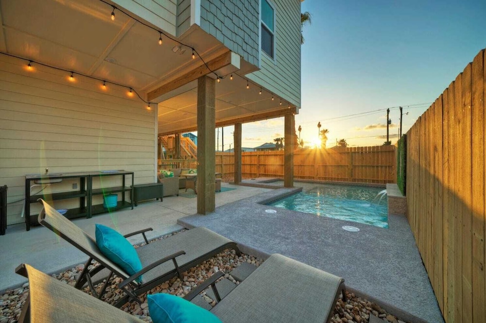 Sleeps 20 2 Modern Homes w/ Private Pool, Deck+patio 3-min Walk to the Beach