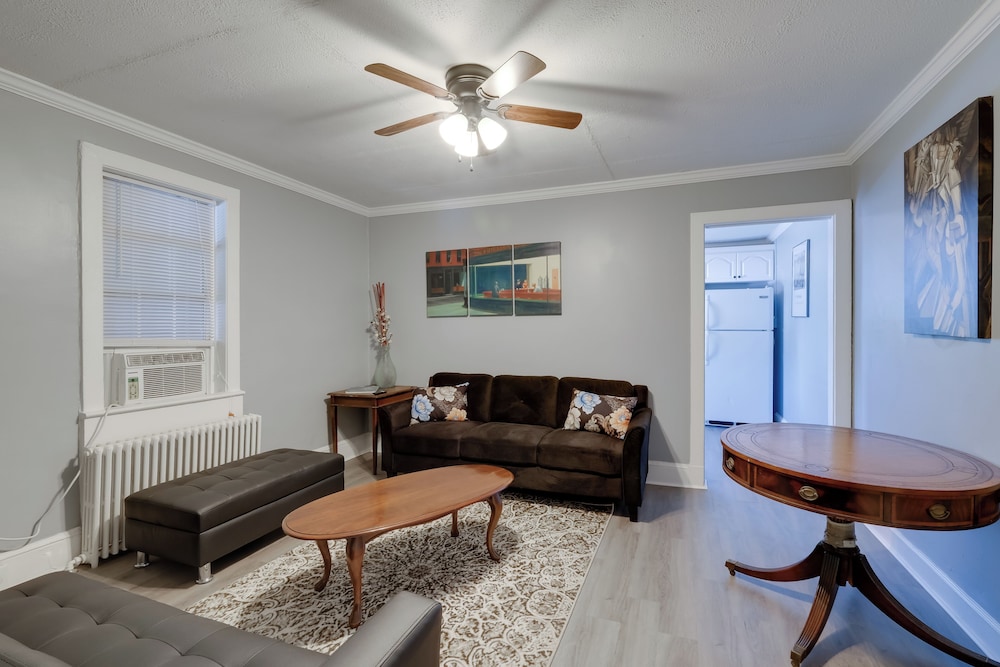 6 Mi to Historic Leesburg: Apt w/ On-site Dining