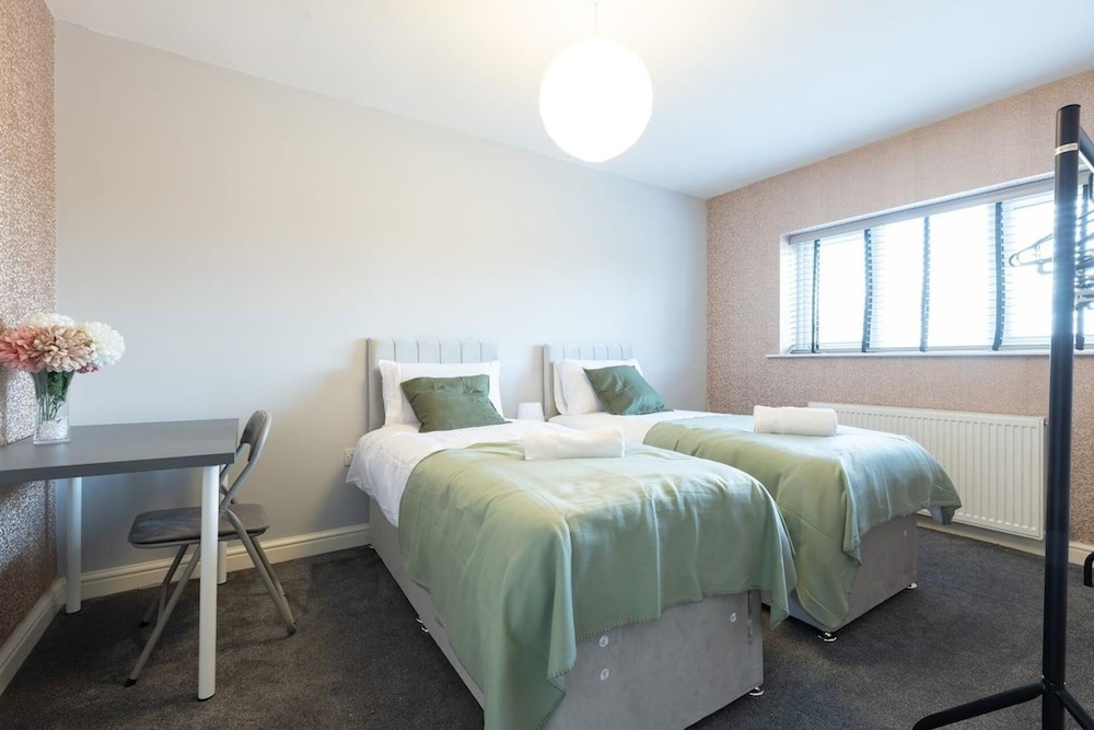 Huge Home,sleeps 12, Private Parking, Pets ok