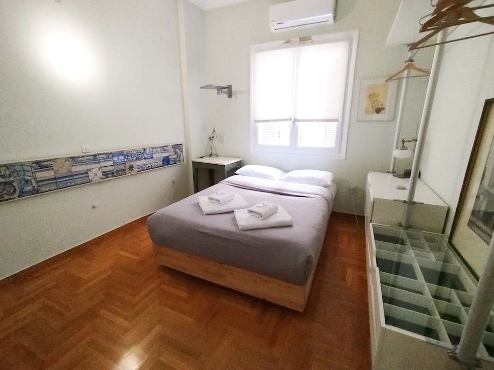 Spacious Apartment Near Parthenon for 6 Persons