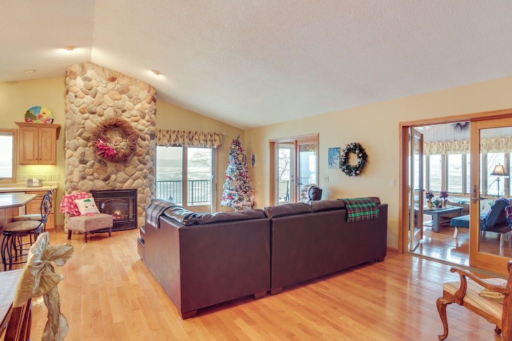 Hot Tub + Fireplace: Cozy Home on Howard Lake!