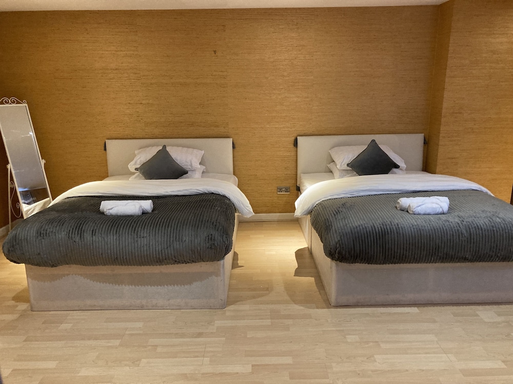 Spacious 2 Bed Apartment in Birmingham view 2