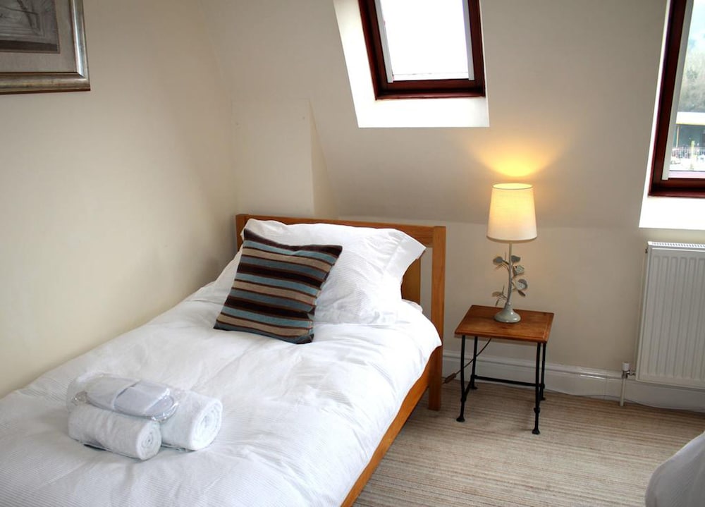 Stroud Vacations - Cotswolds Valleys Accommodation - Exclusive use character one bedroom family holiday apartment - Property Image 3