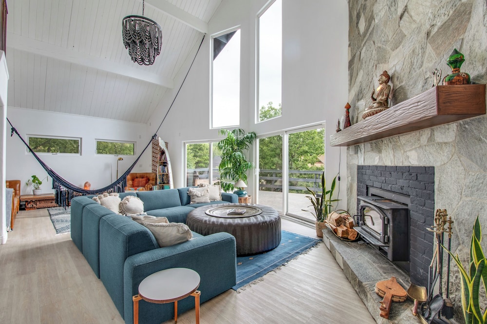 Walk to Lake Arrowhead: Peaceful Mountain Retreat!