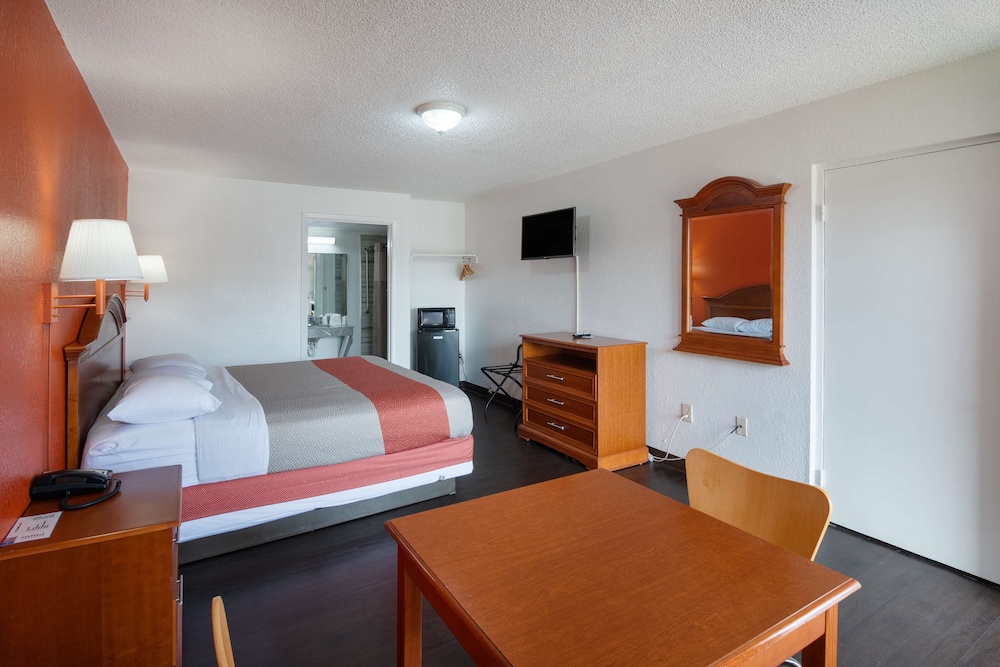 Motel 6 Montgomery, AL - Coliseum
