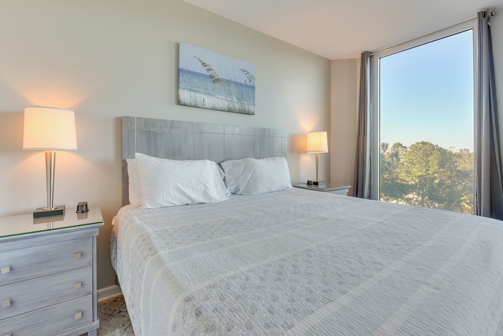Walk to White-sand Beach: Resort Condo in Destin!