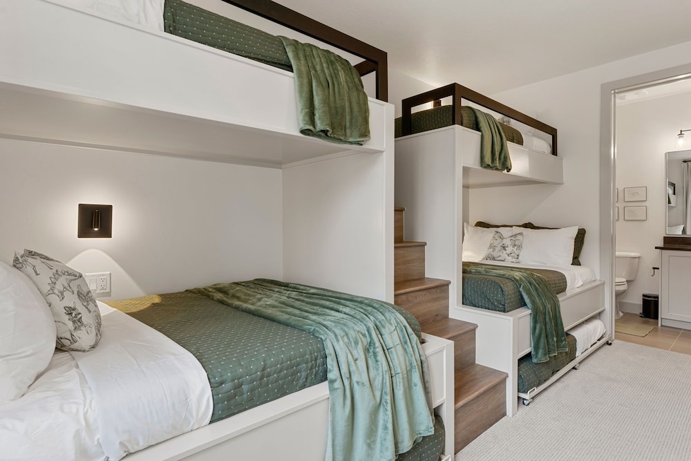 Adventure Central At Desert Color 6 Bedroom Townhouse