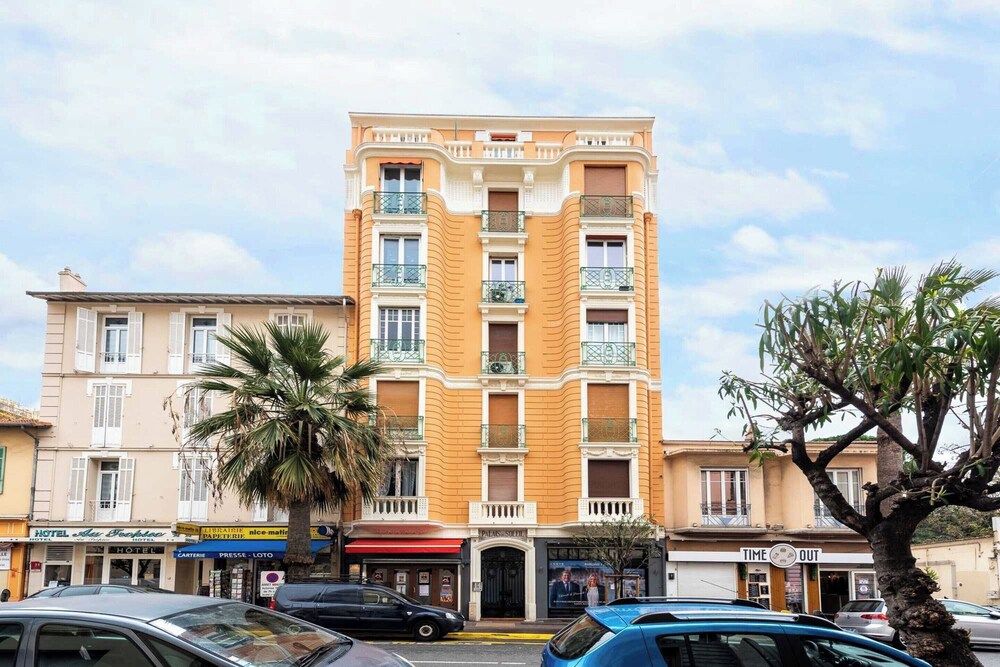 Modern Apartment -2bdr/6p - 300m From the Beach