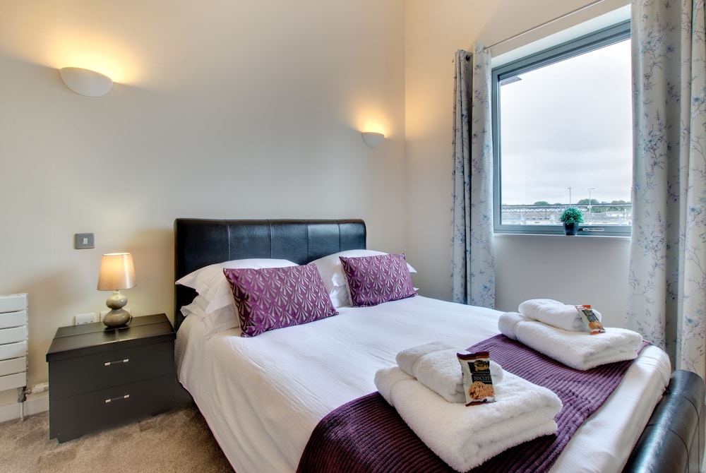 Week2Week Fabulous 1 Bedroom City Centre Apartment view 3