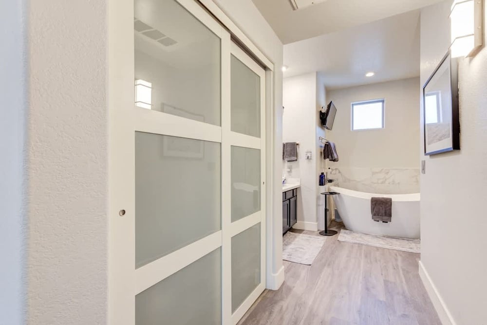 Lux Scottsdale Condo Overlooks 9th Hole Near Golf