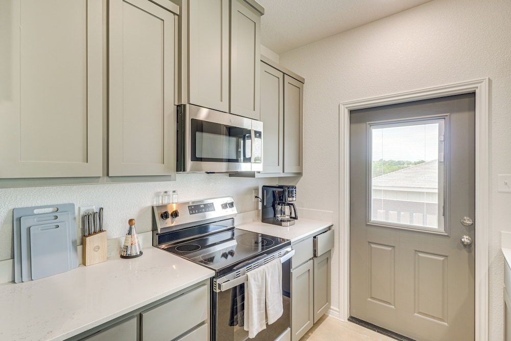 2 Mi to Dtwn Dining! Pet-friendly Temple Townhome