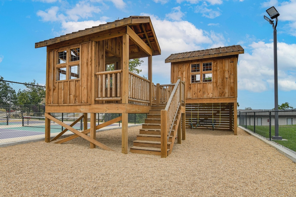 Table Rock Lake Retreat: Steps to Water & Pools!