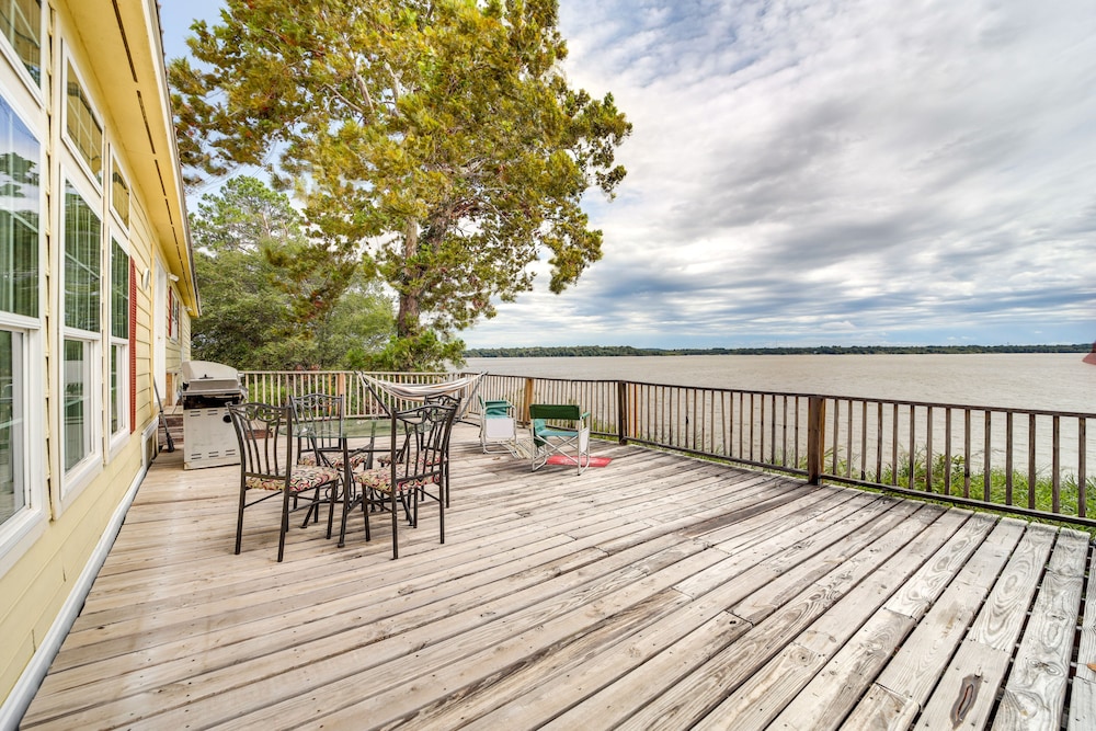 Pet-friendly Checotah Home w/ Deck & Lake Views!