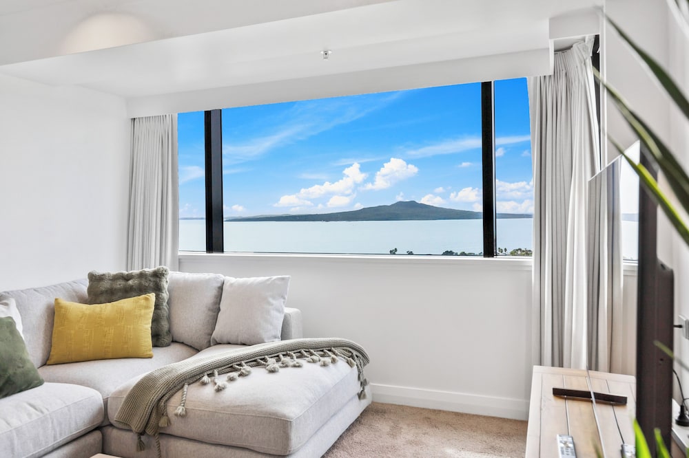 Modern 1BR w Pool/Gym Steps to Beach: Zodiak Stays