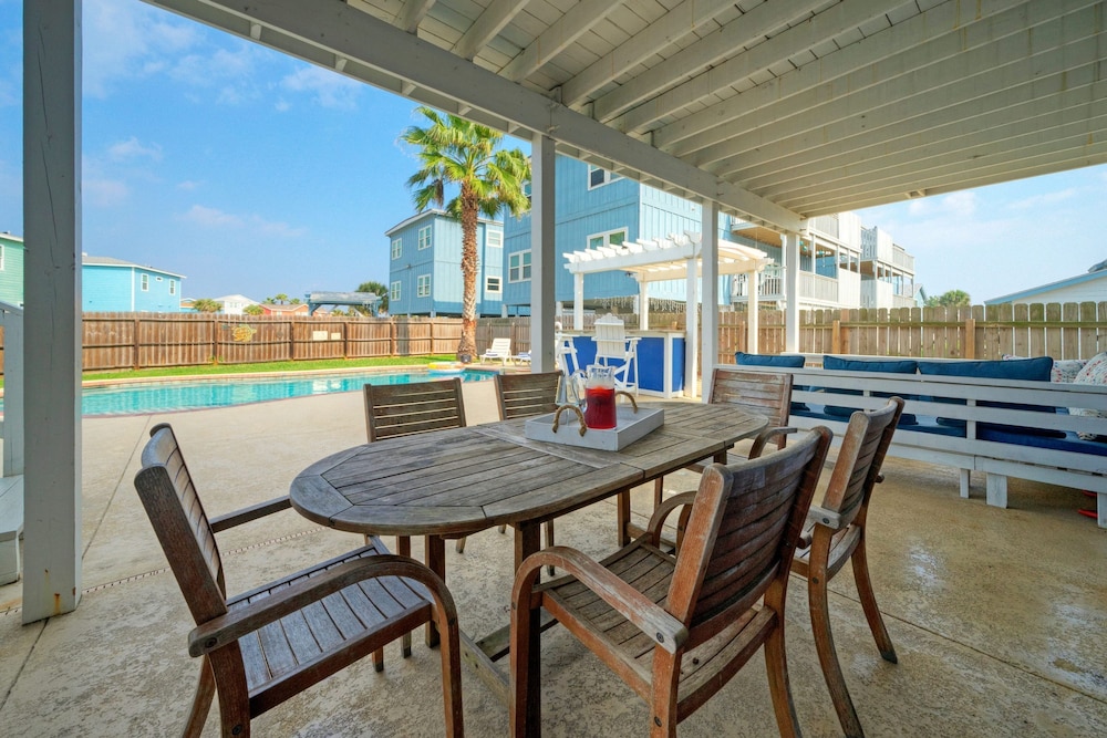 Leave of Absence Luxe Coastal Stay w Pool Outdoor Dining Minutes to Beach