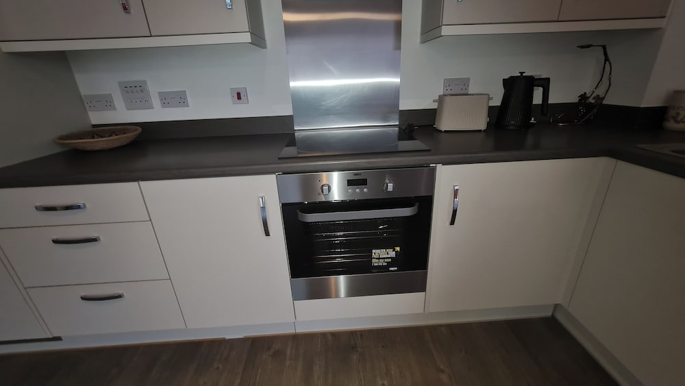 Barking 2 Bed Apt With Parking & Good Travel Links