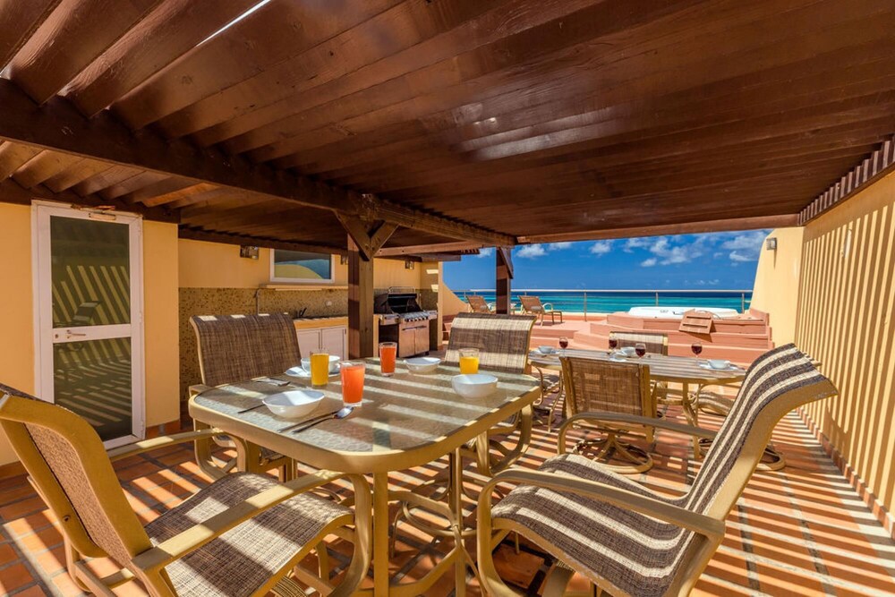 Oceanfront Penthouse 4BR w Roof Top Deck w Jacuzzi Eagle Beach