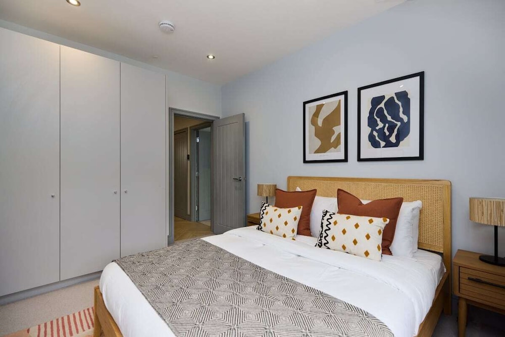 The Woodborough Place - Beckoning 2bdr Flat With Balcony