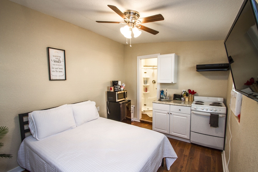 Remodeled Studio Near Downtown view 2