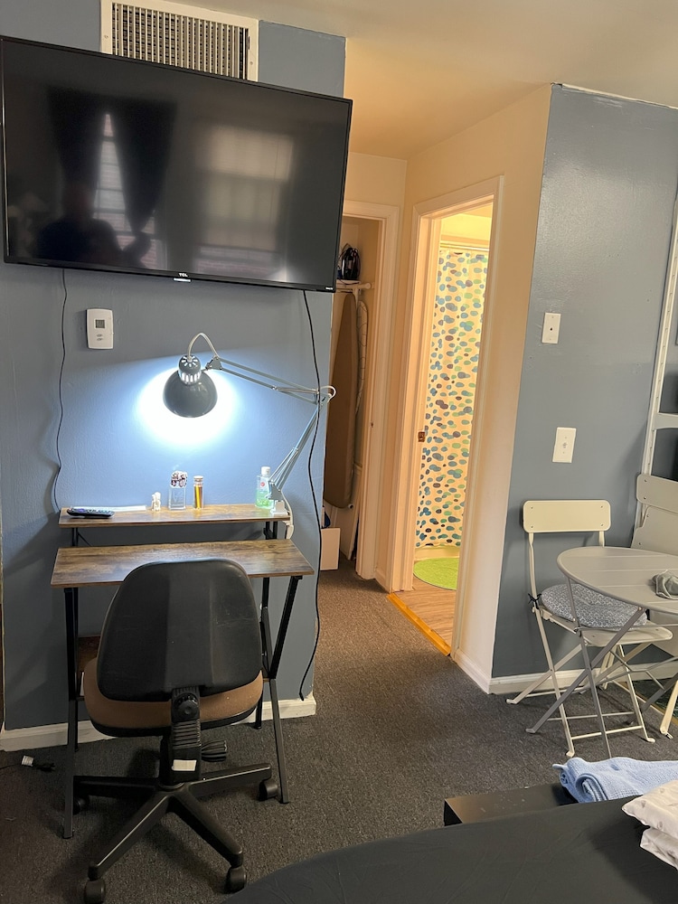 Cozy Upenn Studio + Street Parking Apts by Redawning view 4