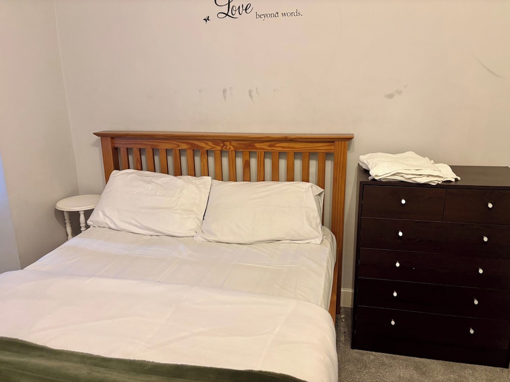 4 Bed House-sleeps 7-free Parking