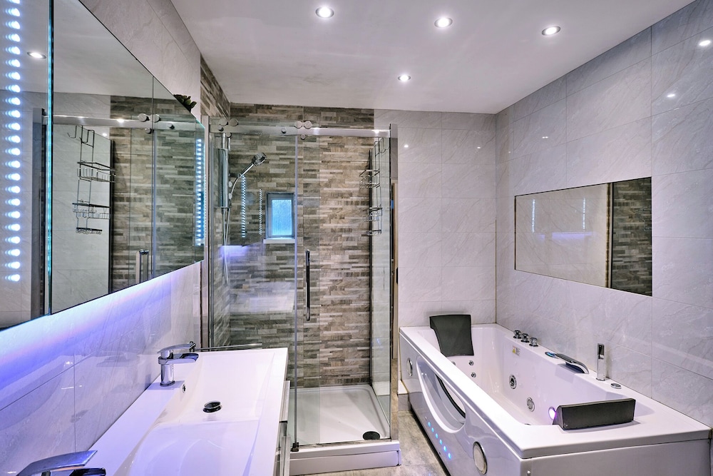 Charming Cardiff Home With Private Parking & Modern Amenities