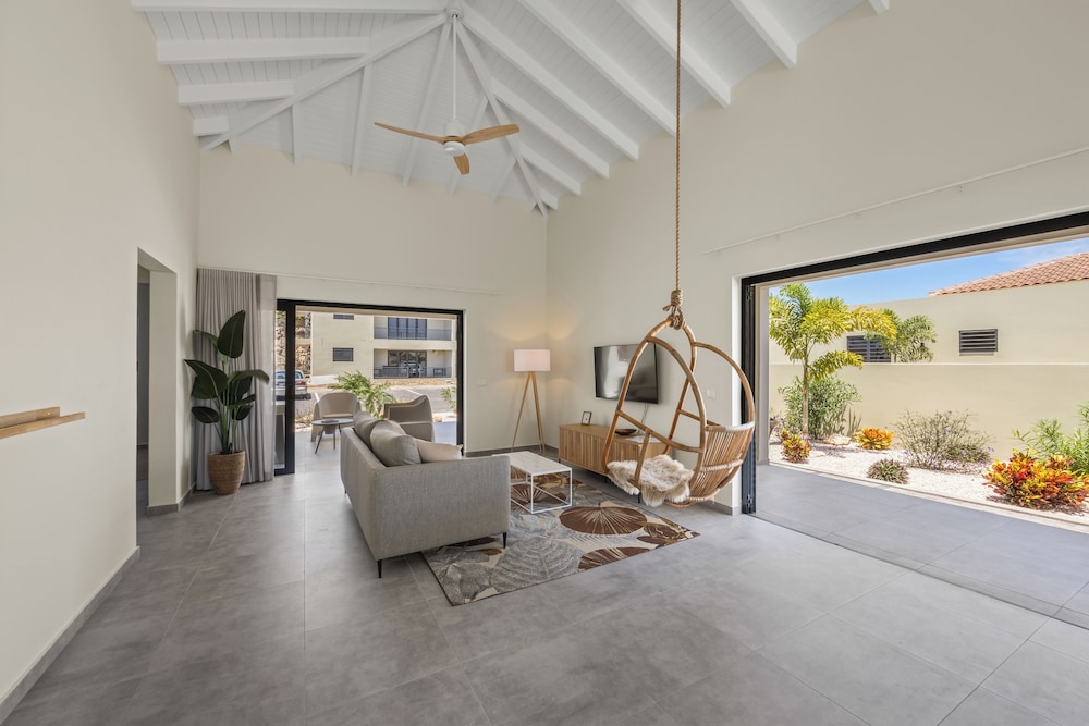 Villa Solana with private pool, Mambo Beach