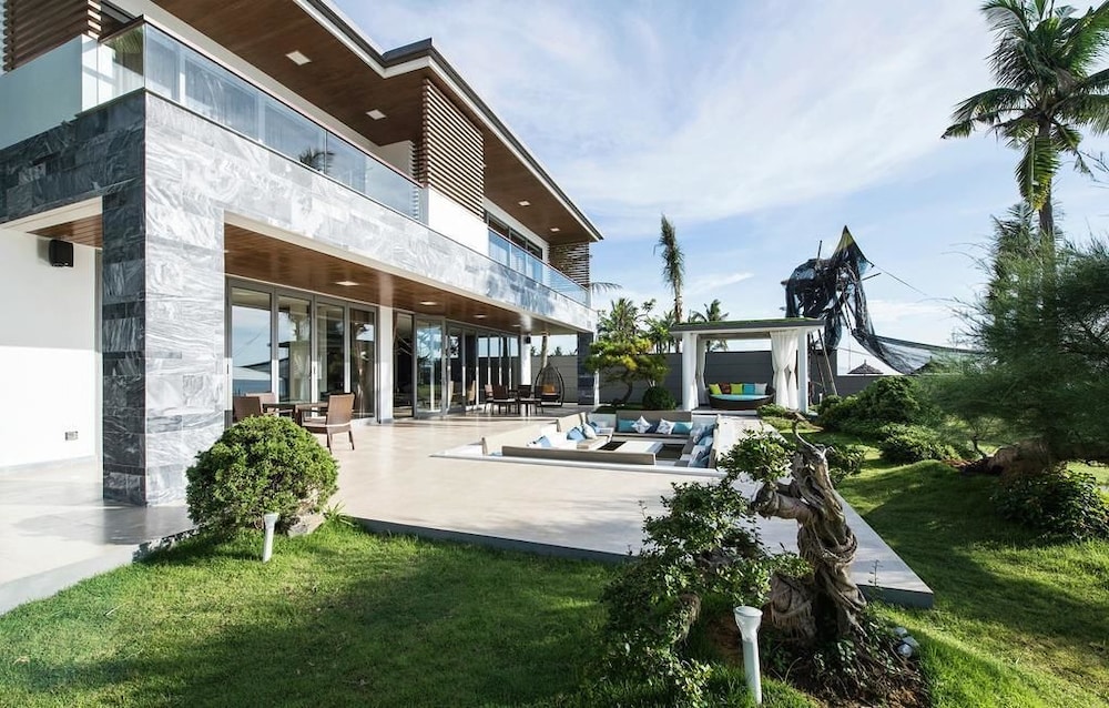 Luxury Yacht Villa
