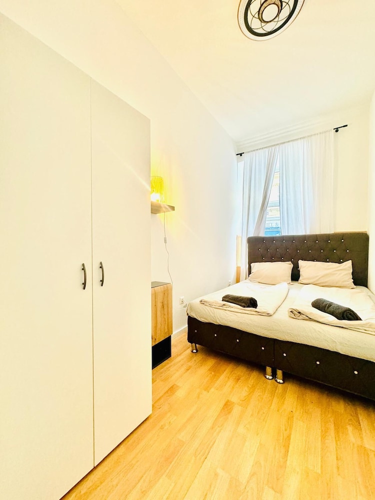 Urban 10BR Retreat Near Rathausplatz