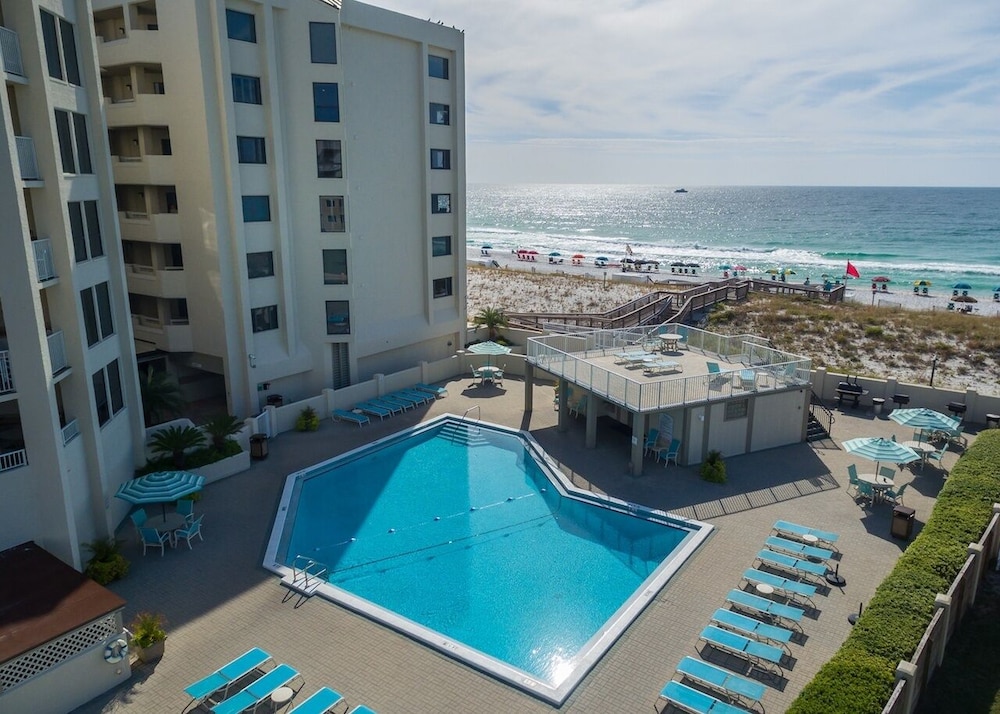 Inlet Reef 605 2 Bedroom Condo by RedAwning