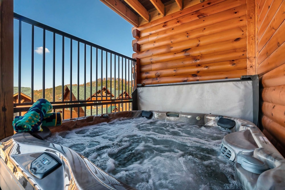 All Fun & Games by Avantstay Indoor Pool, Game Room, Theater, Mountain Views Near Pigeon Forge & Dollywood
