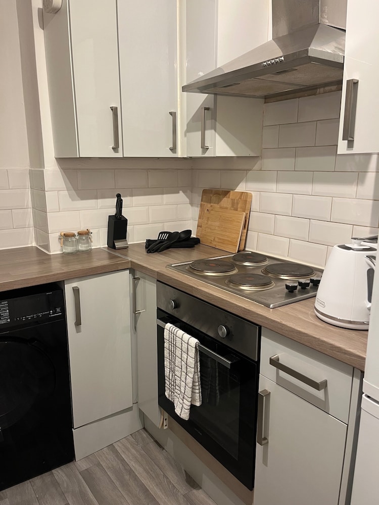 2bed Sleeps 3 - Central, Near Train Station, Wifi