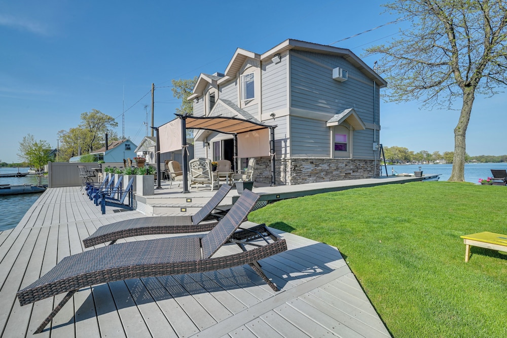 Michigan Island Lake House: Sunrise & Sunset Views