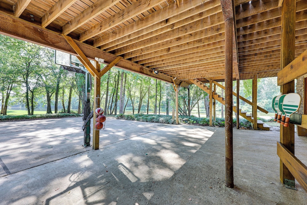 Creek Access, Games: Family-friendly Royal Retreat