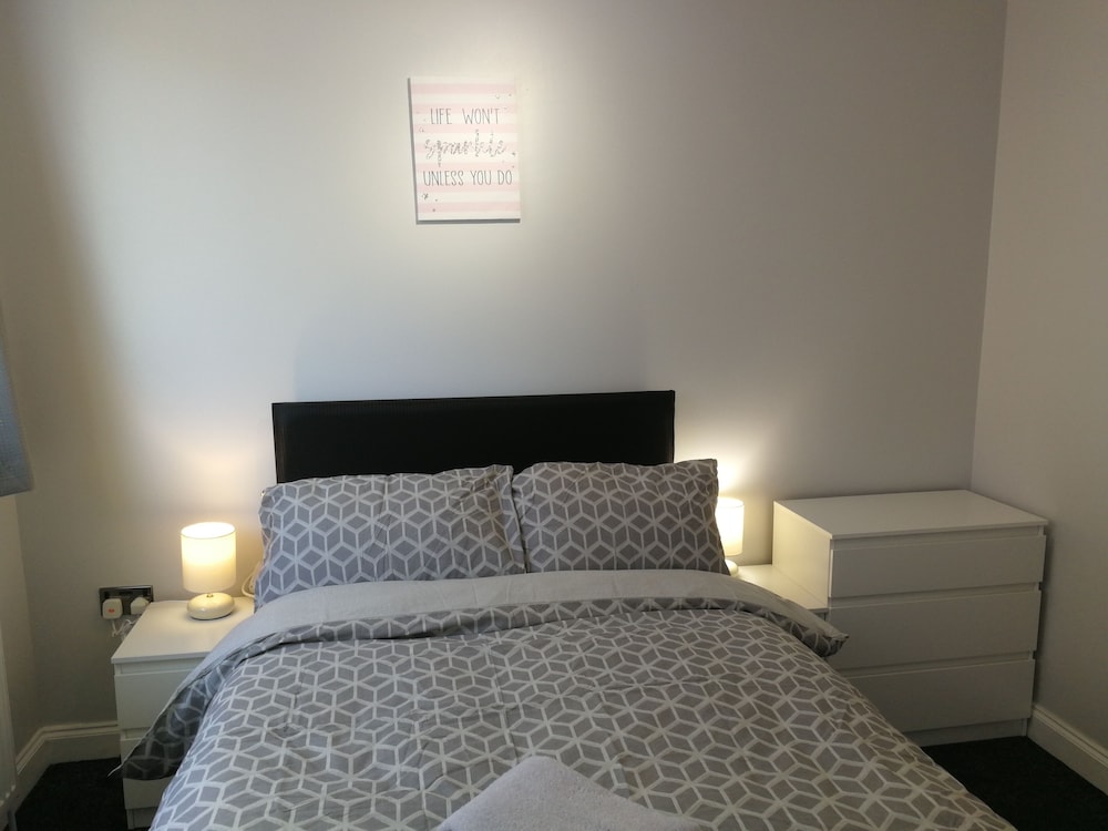 Bluewater House - Immaculate 4-bed in Greenhithe view 4