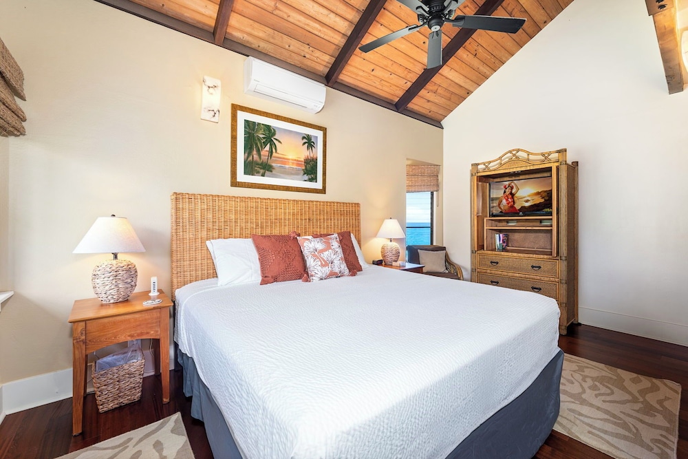 Beautiful Oceanfront - Air-conditioned - Sleeps 6 - Walk to Beach - Vrkcv