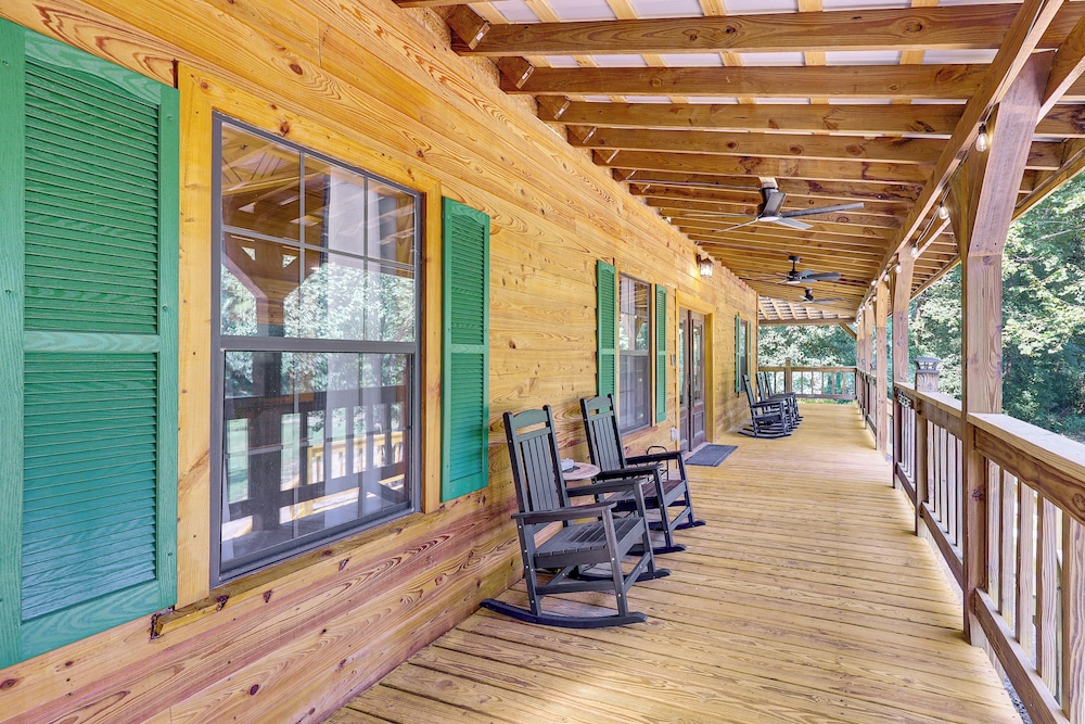 Creek Access, Games: Family-friendly Royal Retreat