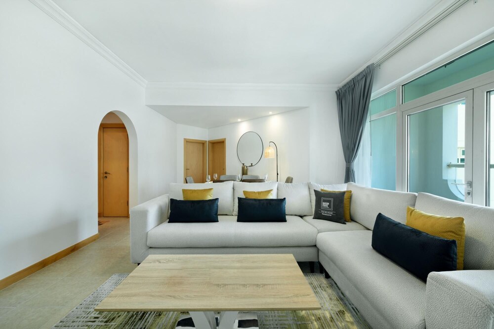 Stylish Apt With Large Patio Close to the Beach