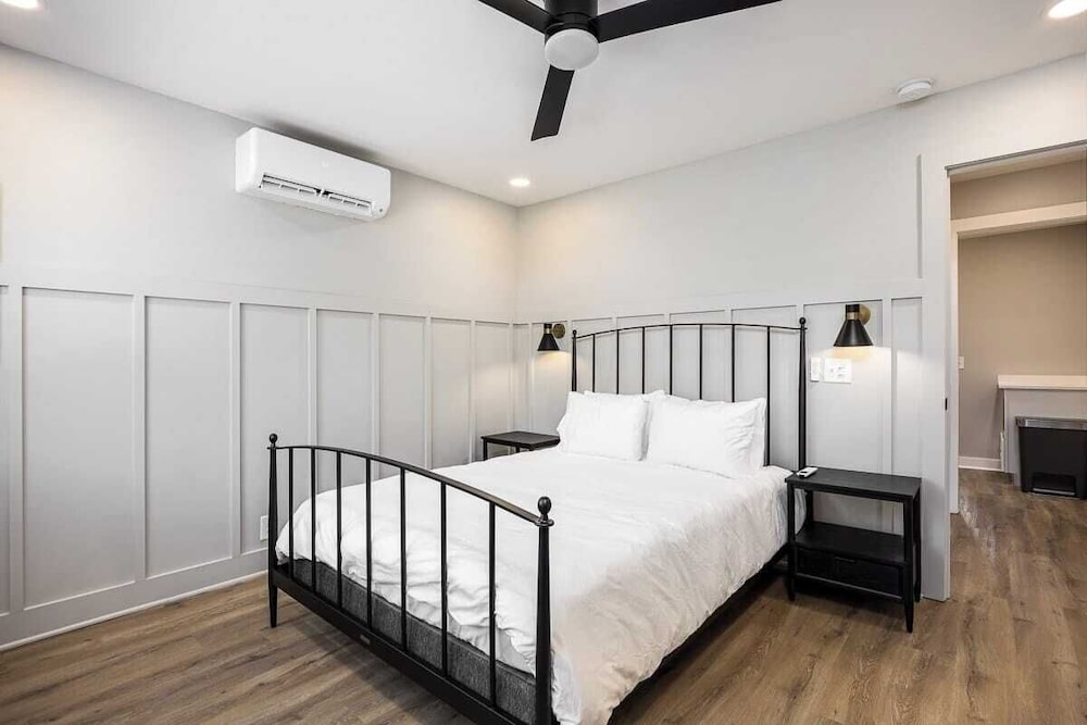 The Nomad: 4 1brs, 2 Studios 24-guest Retreat