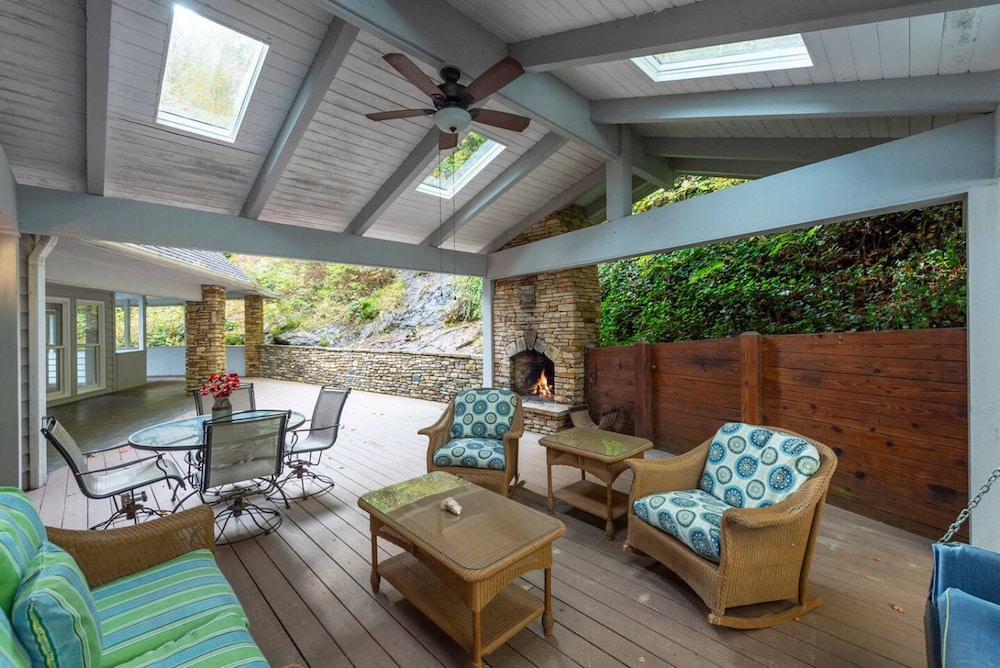 Riverfront Sanctuary Your Mountain Getaway