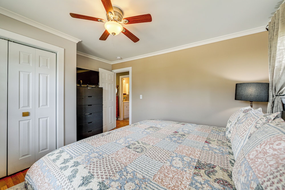 1/2 Mi to River Arts District: Home w/ Deck!