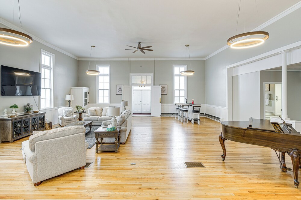 4 Mi to Lake: Unique Family Retreat in Akron Area