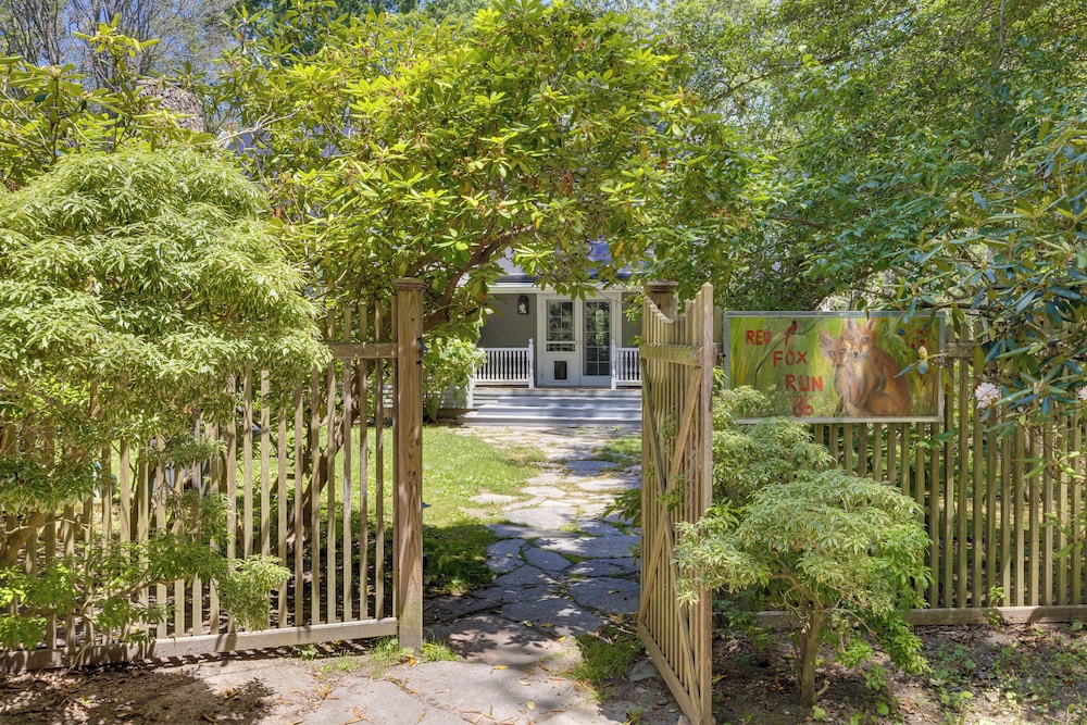 20-acre Hamptons Nature Escape w/ Hot Tub & Pool