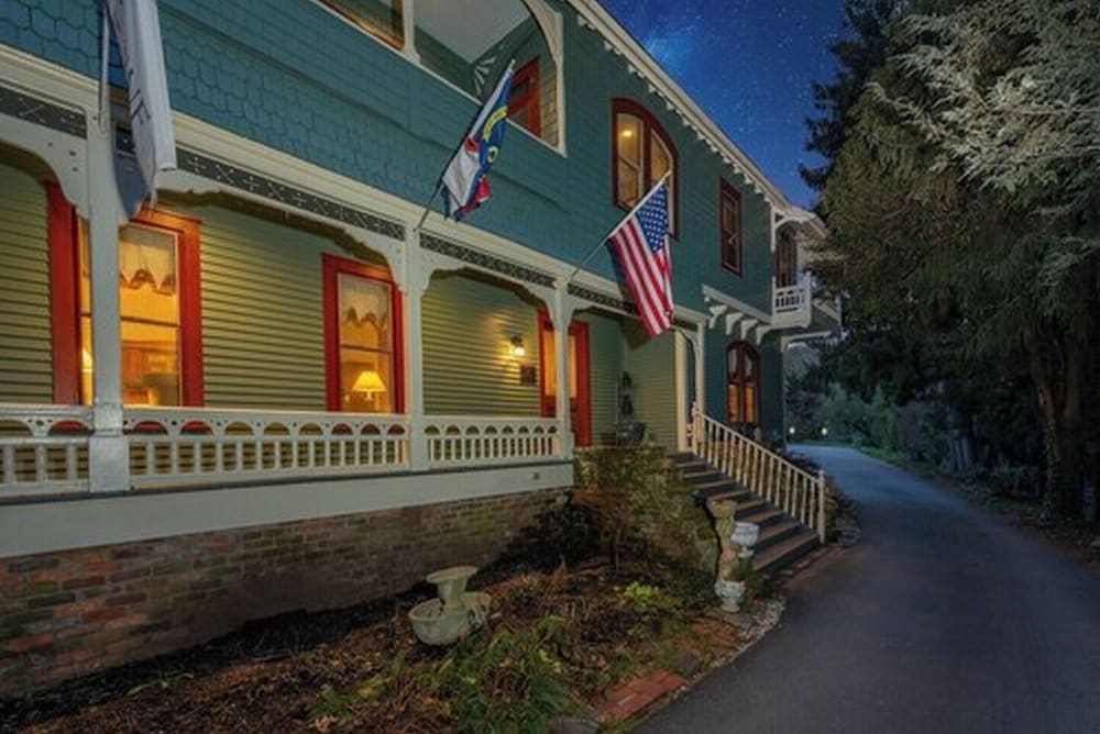 Engadine Inn  Cabins - Property Image 100