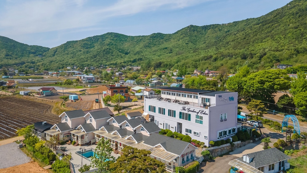 Ganghwa Hi Mom Kids Spa Pension Yellow