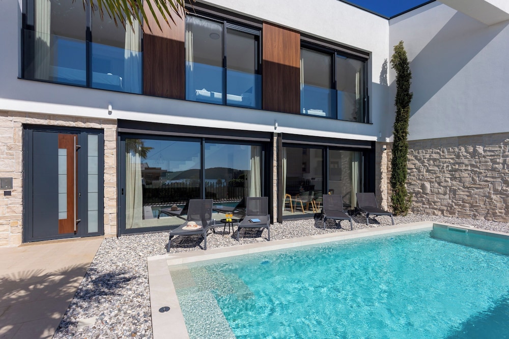 Villa Yana with Pool and Sea View