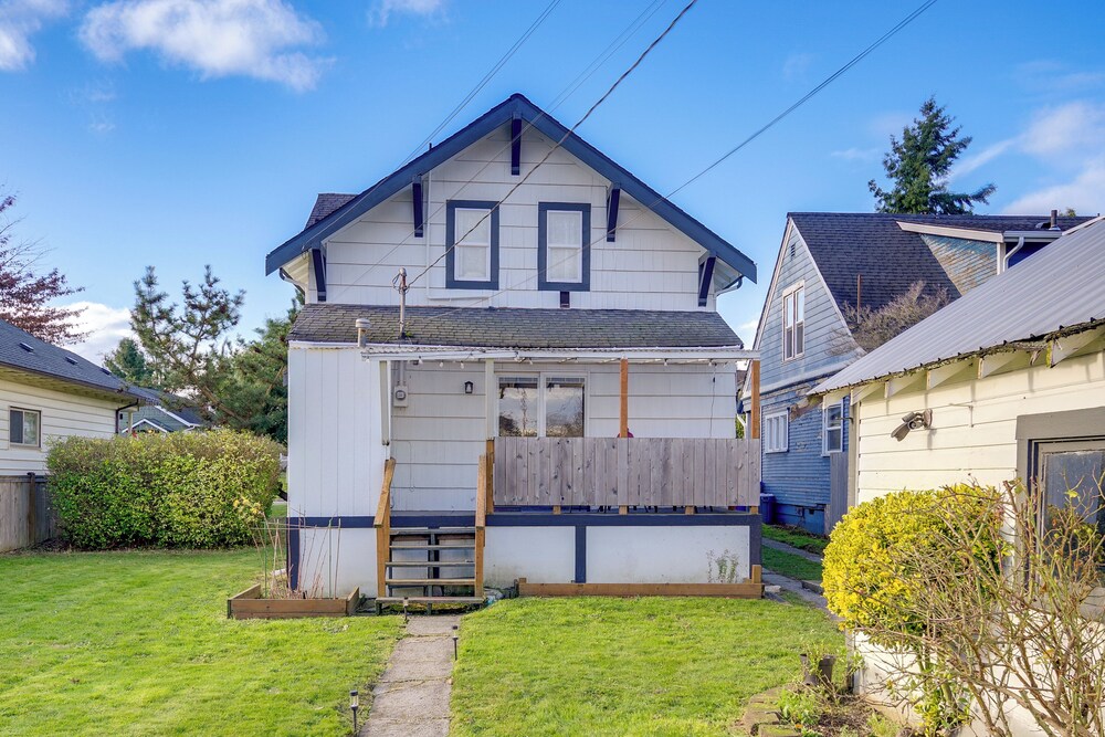 1 Mi to Historic Dtwn: Dog-friendly Everett Home!